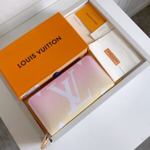 💰60 (Clearance Price)

💎Top-quality original, new and popular Monogram canvas accessory, 2021 Summer By The Pool collection. Elegant design, unzip to reveal well-organized internal compartments, ample space for cards, bills, and coins.

Model: 80360 Dimensions: 19.5*10.5*2.5