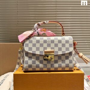 Cowhide version P195Full gift box packaging 🎁 Upgraded versionThe Louis Vuitton monogram tassel princess bag offers a fresh take on the classic Croisette design. Inspired by vintage details from archives, its perfect size and adjustable shoulder strap make it a versatile piece that goes with everything, regardless of season or outfit. Dimensions: 23 x 16 cm