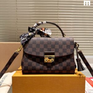 Cowhide version P195Full gift box packaging 🎁 Upgraded versionThe Louis Vuitton monogram tassel princess bag offers a fresh take on the classic Croisette design. Inspired by vintage details from archives, its perfect size and adjustable shoulder strap make it a versatile piece that goes with everything, regardless of season or outfit. Dimensions: 23 x 16 cm