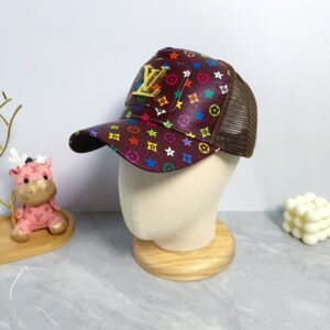 Wholesale 25 LV high-end mesh caps! Latest style! Fashionable and trendy, high-end craftsmanship! Each cap is a work of art! Exceptional quality, attention to detail is paramount. Genuine leather studs, genuine leather adjustable strap! Classic jacquard fabric paired with original mesh, pure cotton sweatband for enhanced breathability, sweat absorption, and sun protection.