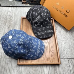 🌹¥45. LV & Supreme collaboration hat with bound edges [Super A quality] Latest style! Fashionable and trendy, high-end craftsmanship! Every hat is a masterpiece! Oxford material! Top-grain cowhide! Comes with box and dust bag. Exceptional quality; details matter too. Genuine leather studs, genuine leather adjustable strap!
